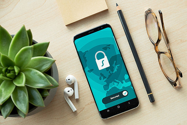 10 Basis-Tipps für Sicherheit im Internet 10 Basis-Tipps für Sicherheit im Internet